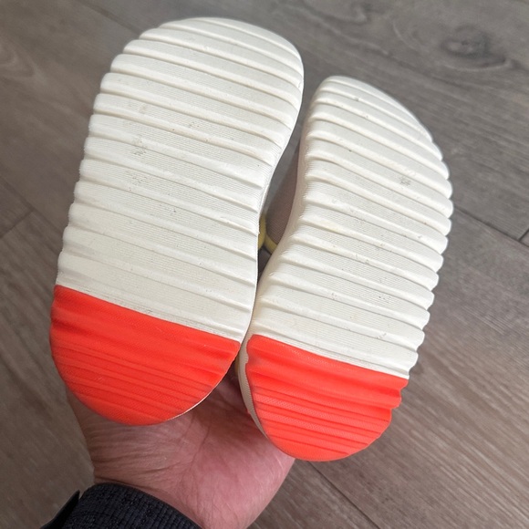 Adidas x Disney collab - Winnie the Pooh and Tigger - Picture 4 of 5